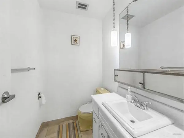 13530 Hilton RD #304, Surrey, BC V3R 5J4