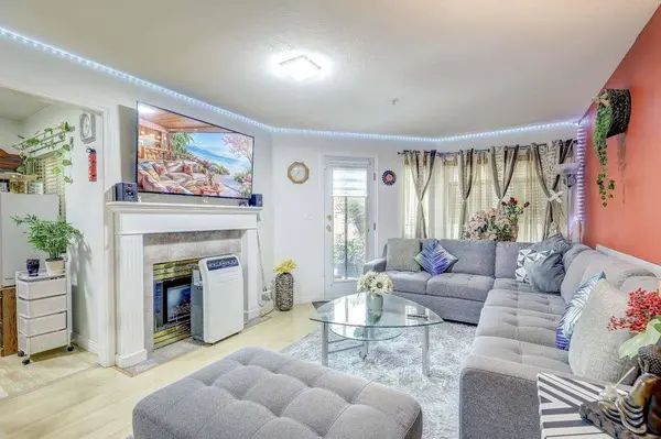 8142 120a ST #111, Surrey, BC V3W 0N1