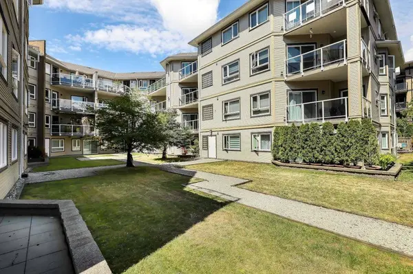 8142 120a ST #111, Surrey, BC V3W 0N1