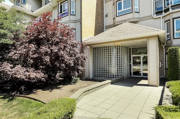 8142 120a ST #111, Surrey, BC V3W 0N1