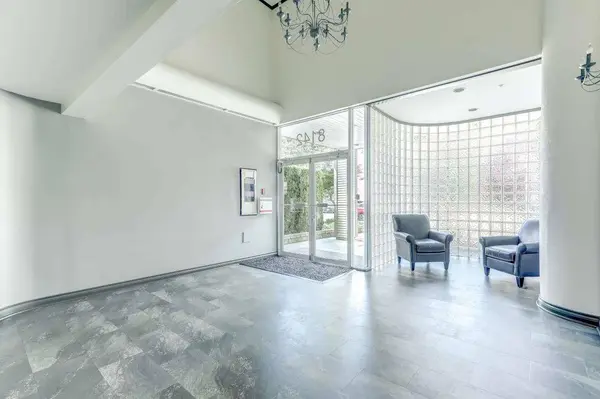 8142 120a ST #111, Surrey, BC V3W 0N1