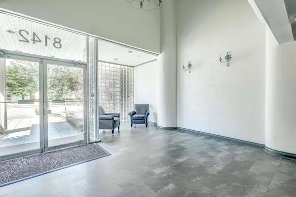 8142 120a ST #111, Surrey, BC V3W 0N1