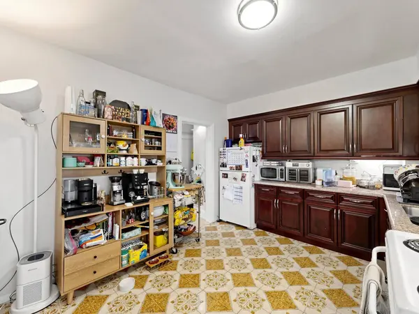 303 Oakwood AVE, Toronto C03, ON M6E 2V3
