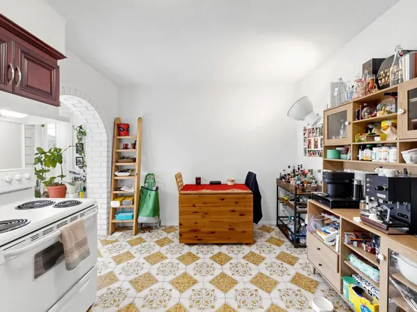 303 Oakwood AVE, Toronto C03, ON M6E 2V3