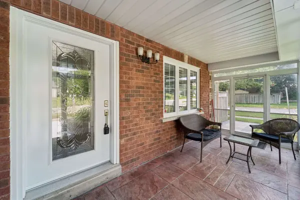1 Mayfield CRES, Whitby, ON L1N 8P3