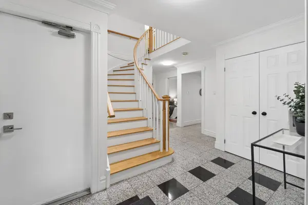 1 Mayfield CRES, Whitby, ON L1N 8P3