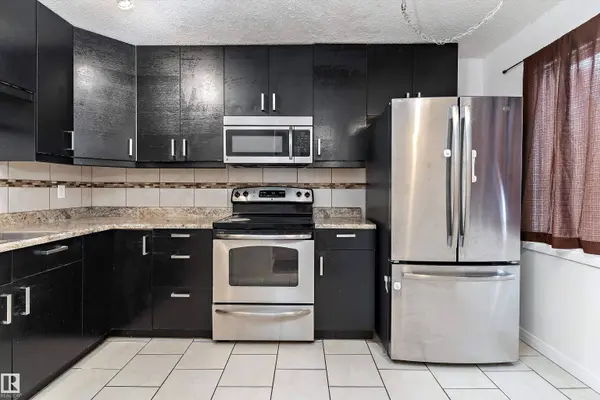 196 ROSELAND VG NW, Edmonton, AB T5E 5R6