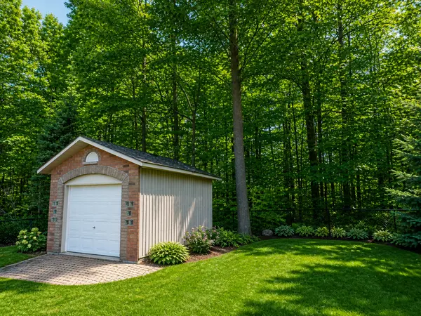 10 Vicari Rd, Brighton, ON K0K 1H0