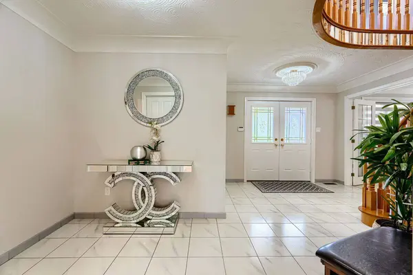 16 Vogue CT, Hamilton, ON L8E 4T3