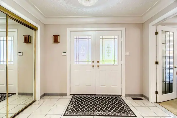 16 Vogue CT, Hamilton, ON L8E 4T3