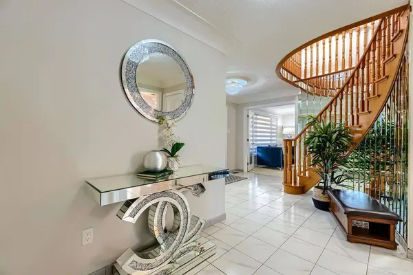 16 Vogue CT, Hamilton, ON L8E 4T3