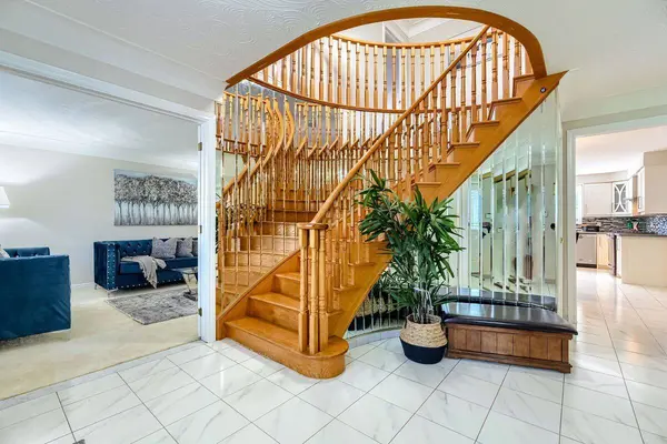 16 Vogue CT, Hamilton, ON L8E 4T3