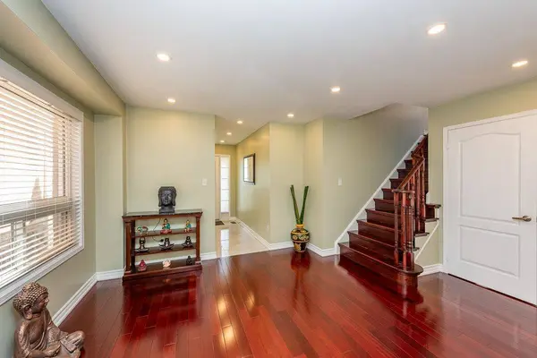 16 OAK GARDENS CT, Brampton, ON L6R 2Y6