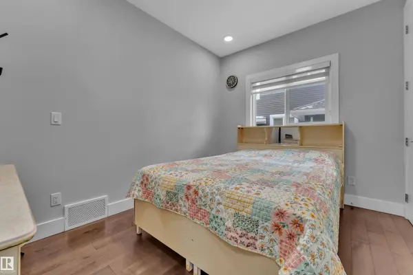 1404 25 ST NW, Edmonton, AB T6T 2K7