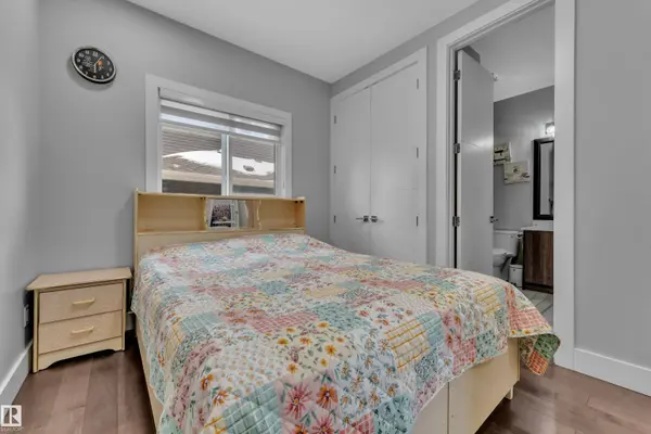 1404 25 ST NW, Edmonton, AB T6T 2K7