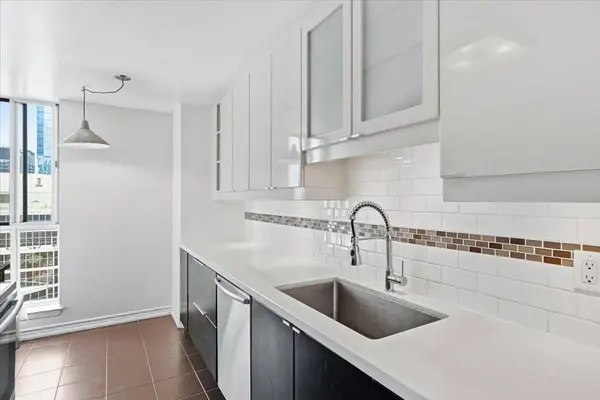 633 Bay ST #2721, Toronto C01, ON M5G 2G4