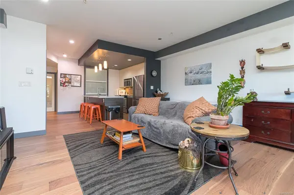 1008 Tillicum Rd ##201, Esquimalt, BC V9A 1Z8