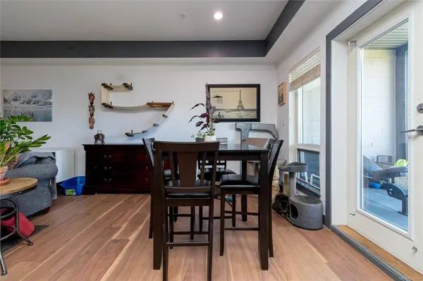 1008 Tillicum Rd ##201, Esquimalt, BC V9A 1Z8