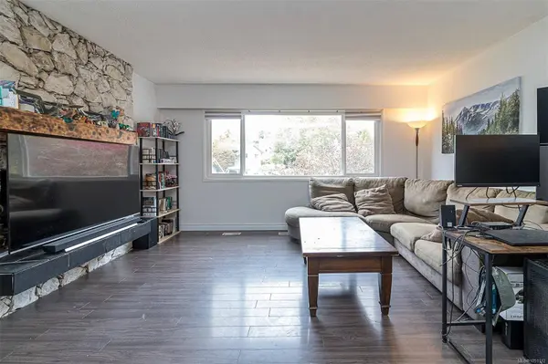 7251 Enid Pl, Central Saanich, BC V8M 1H3