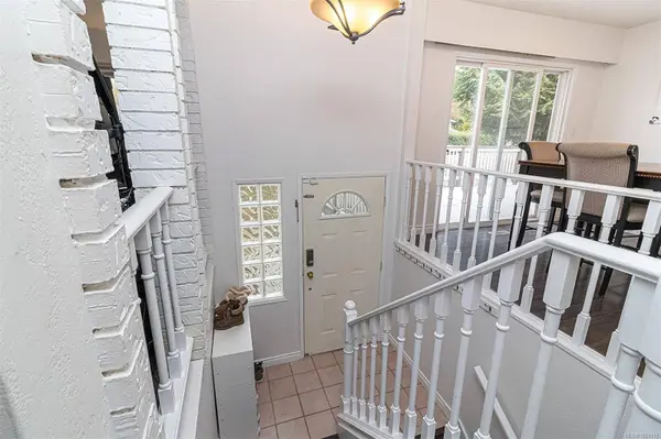 7251 Enid Pl, Central Saanich, BC V8M 1H3