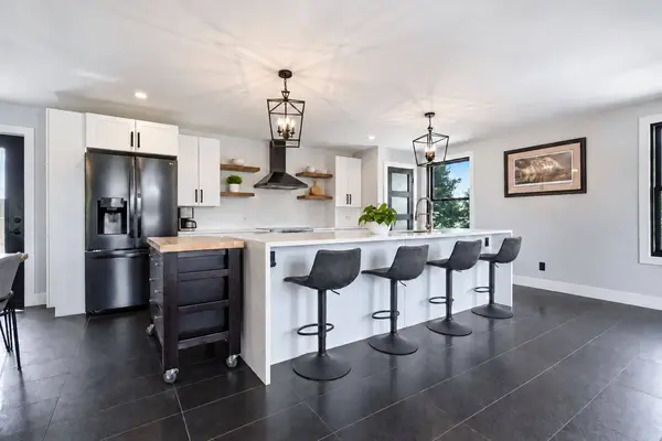 808 Elginfield RD, North Middlesex, ON N0M 2K0