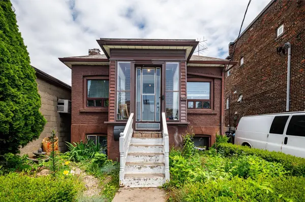 541 Vaughan RD, Toronto C03, ON M6C 2R2