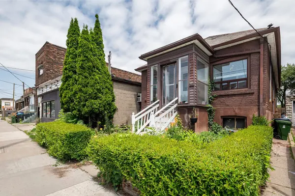 541 Vaughan RD, Toronto C03, ON M6C 2R2