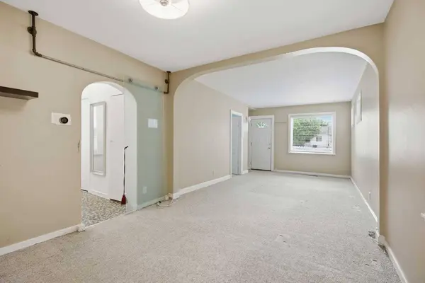 919 20 AVE NW, Calgary, AB T2M 1E6