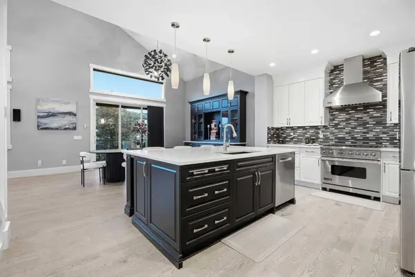 201 Stonemere Bay, Chestermere, AB T1X 0S1