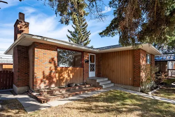 20 Blackthorn PL NE, Calgary, AB T2K 4Y3