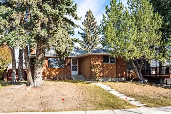 20 Blackthorn PL NE, Calgary, AB T2K 4Y3