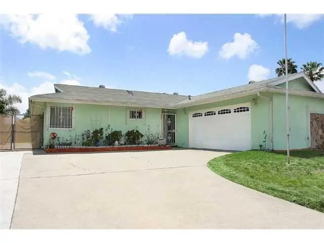 121 Tropicana Dr, Oceanside, CA 92054-3820