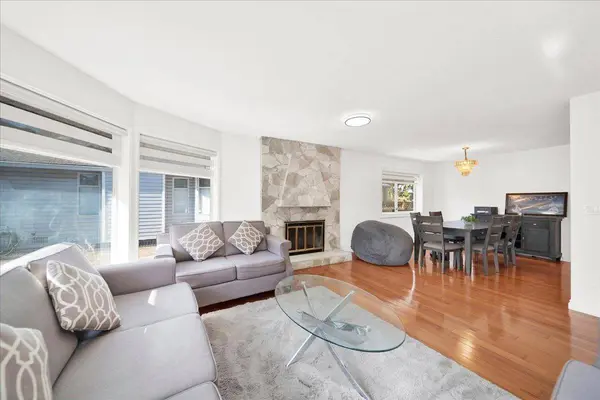 15747 92a AVE, Surrey, BC V4N 3B1