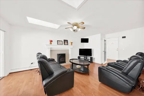 15747 92a AVE, Surrey, BC V4N 3B1