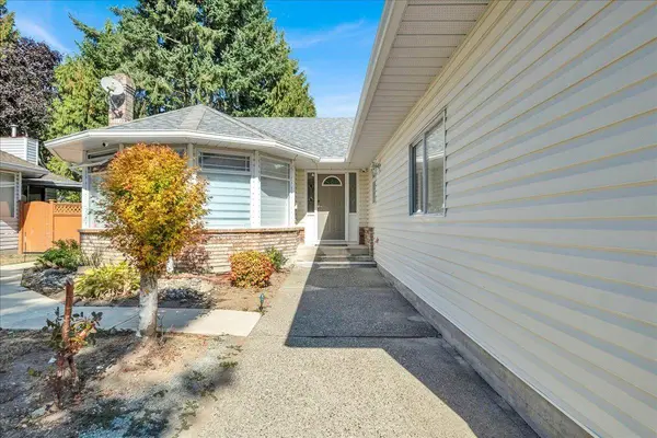 15747 92a AVE, Surrey, BC V4N 3B1