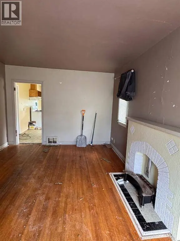 458 34 Avenue NW, Calgary, AB T2K0B8