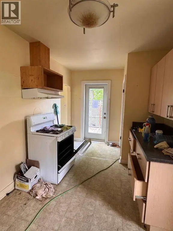 458 34 Avenue NW, Calgary, AB T2K0B8