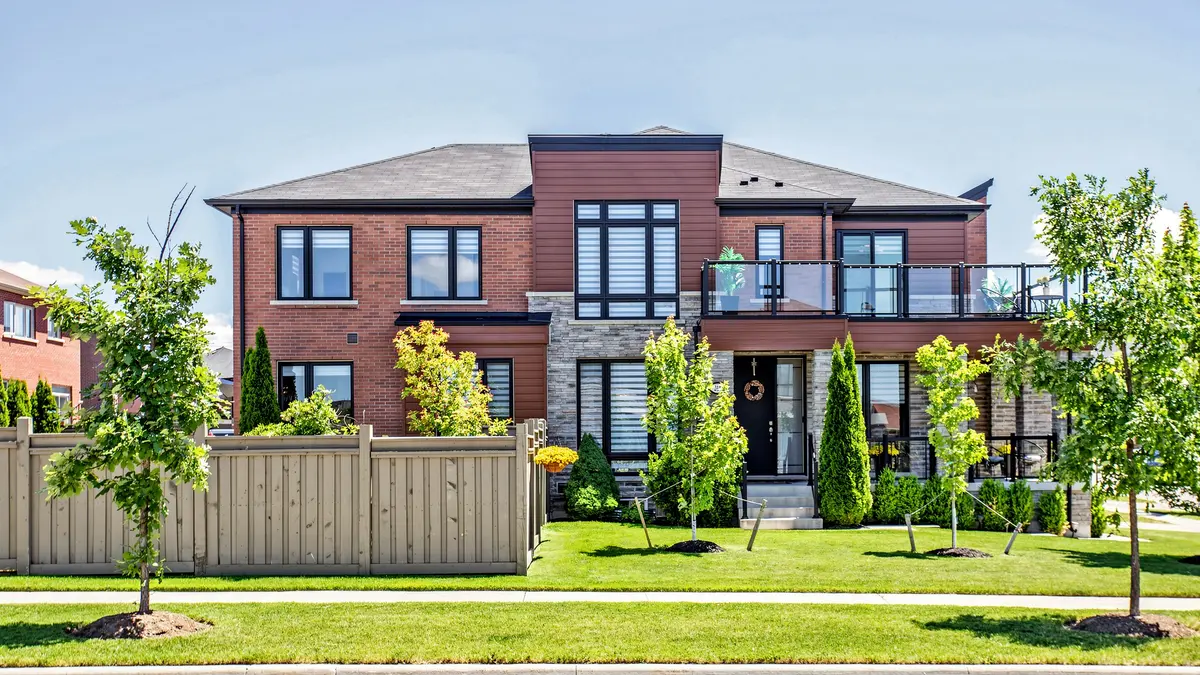 241 Holladay Dr, Aurora, ON L4G 0Z4