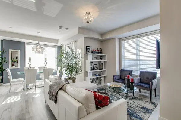 300 Alex Gardner Cir #64, Aurora, ON L4G 3G5