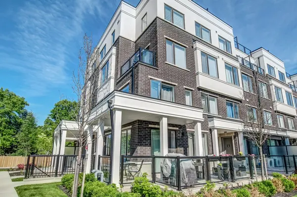 300 Alex Gardner Cir #64, Aurora, ON L4G 3G5