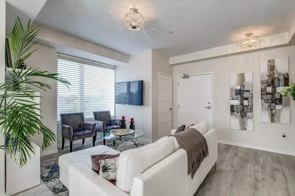 300 Alex Gardner Cir #64, Aurora, ON L4G 3G5