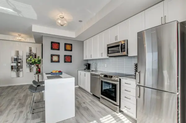 300 Alex Gardner Cir #64, Aurora, ON L4G 3G5