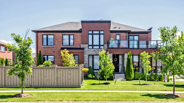 241 Holladay Dr, Aurora, ON L4G 0Z4