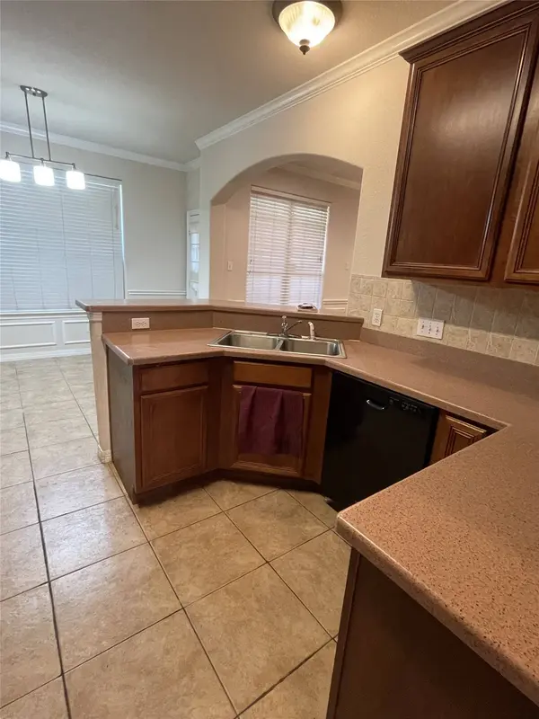 6410 E Linpar CT, Houston, TX 77040