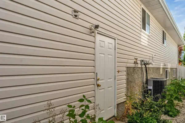 3738 28A ST NW, Edmonton, AB T6T 1M3