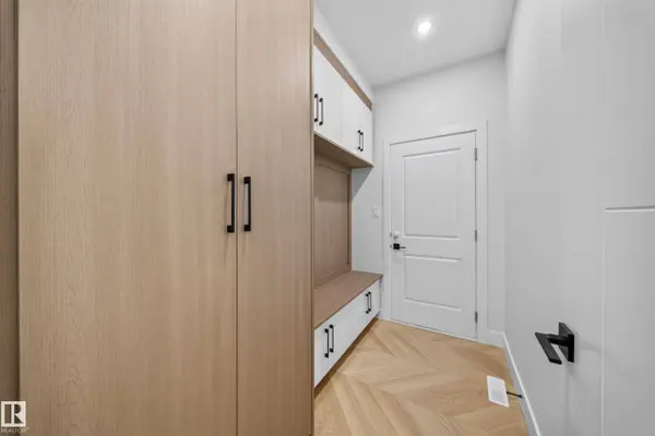 8418 MAYDAY LI SW, Edmonton, AB T6X 3G1