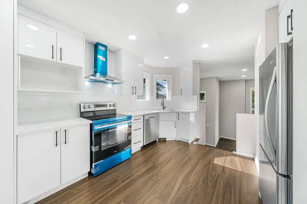 190 Coverdale RD NE, Calgary, AB T3K4J7