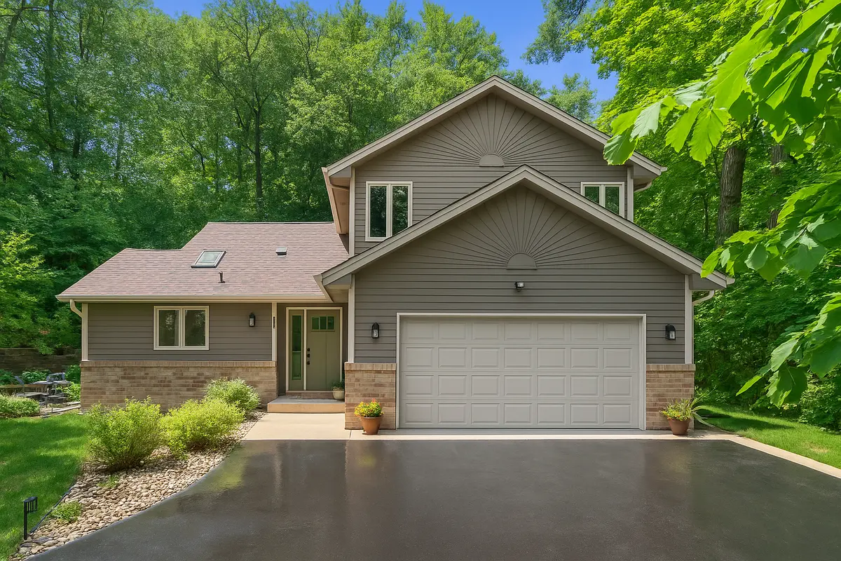 15 Magnolia Ln N, Plymouth, MN 55441-5707