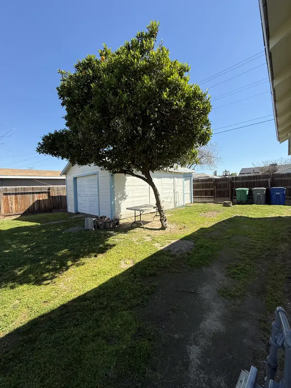 2824 C St, Selma, CA 93662-2806