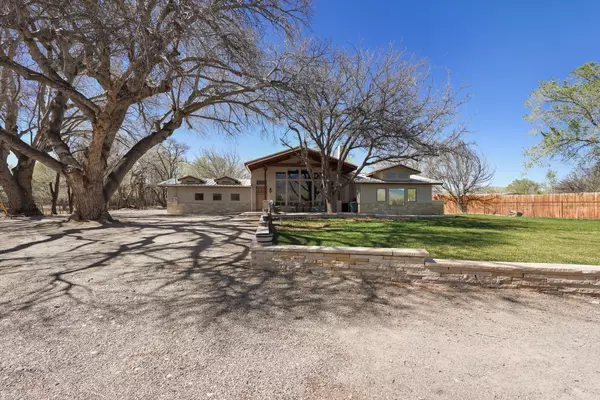 6735 Corrales Rd, Corrales, NM 87048-9030